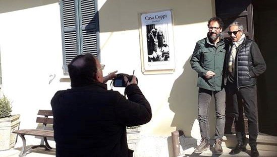 Marino Bartoletti e Federico Quaranta davanti a Casa Coppi a Castellania- Linea Verde 2019