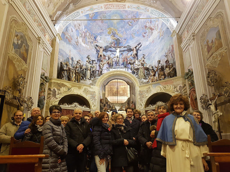 foto di gruppo nella chiesa della Maddalena con la Consorella Milena